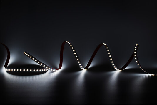 360_F_432571234_KlJwSvk8lGhk3n2mEHW8ELCGjj8yU27f Led traka 2835/120 48V 7,2W IP20 4000K - Slika 1